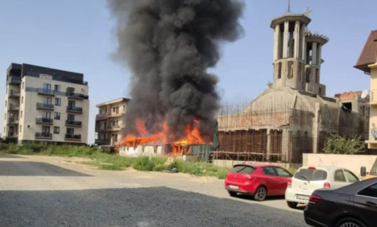 O biserică arde violent. Intervin zeci de pompieri