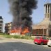 O biserică arde violent. Intervin zeci de pompieri