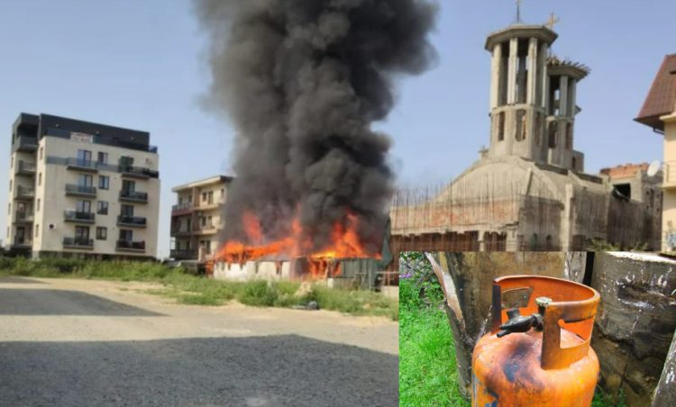 Pomperii au evitat o catastrofă: În biserica care a luat foc erau 11 butelii de gaz