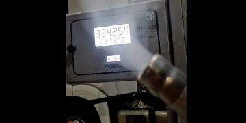 Şoferi, atenţie la benzinării! În loc de motorină din pompă iese aer. La final s-a înregistrat o cantitate livrată de peste 400 litri