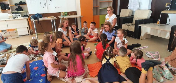 Poliţiştii, la poveşti cu copiii de la Centrul Multifuncţional Rivulus Pueris