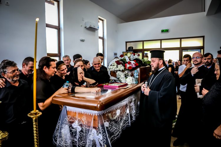 Mamă a două fetițe, înmormântată ieri după un tragic accident petrecut în Ungaria