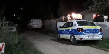 Patru persoane, printre care şi un copil de 10 ani, sunt în stare gravă după ce au fost stropite cu benzină şi incendiate