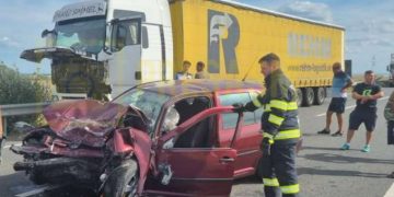 Coliziune frontală între un autoturism și un TIR