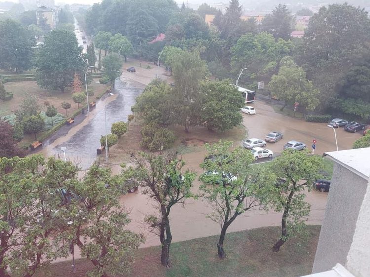 Rupere de nori în Baia Mare, străzi inundate – galerie foto