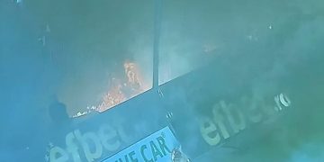 Incidente grave la derby-ul Petrolul – Rapid! Suporterii au dat foc stadionului „Ilie Oană”