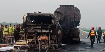Accident cu 20 de morţi după ce un autobuz s-a ciocnit de o cisternă cu benzină