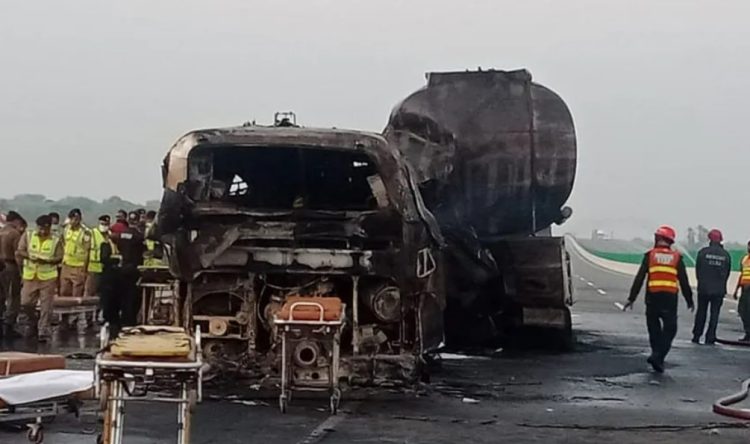 Accident cu 20 de morţi după ce un autobuz s-a ciocnit de o cisternă cu benzină