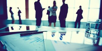 Editorial: Casierița care încasează banii după ce termină de zis rețeta de pus castraveții la murat