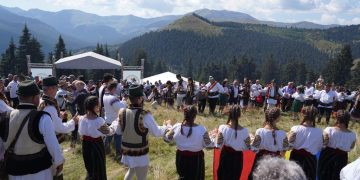 Mii de oameni la Hora la Prislop, cel mai frumos festival interjudețean de folclor – galerie foto