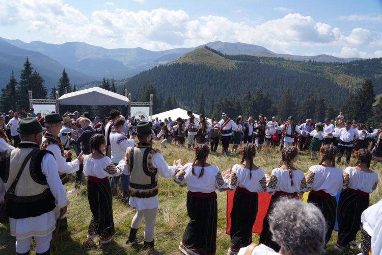 Mii de oameni la Hora la Prislop, cel mai frumos festival interjudețean de folclor – galerie foto