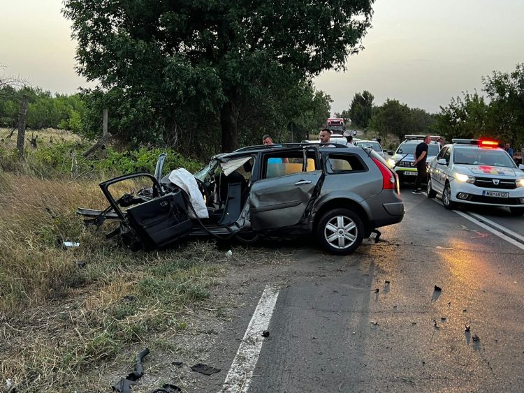 Încă un carnagiu pe şosea. O familie cu doi copii a murit pe loc. A decedat şi şoferul celui de-al doilea autoturism