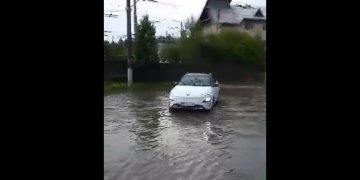 Mai multe străzi din Baia Mare au fost inundate. Mașini rămase blocate în intersecție