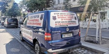 Un polițist a plecat în concediu cu o mașină pe care scrie “Jos mafia din Poliția Română”