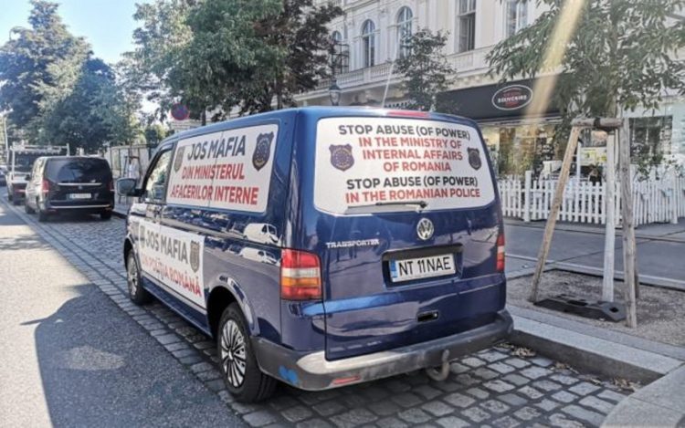 Un polițist a plecat în concediu cu o mașină pe care scrie “Jos mafia din Poliția Română”