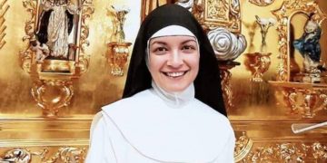 O româncă adoptată în străinătate şi-a găsit familia după ce s-a călugărit. Povestea ei