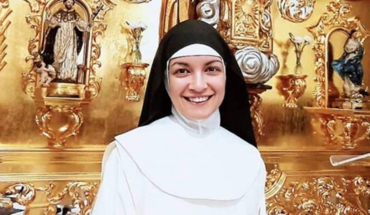 O româncă adoptată în străinătate şi-a găsit familia după ce s-a călugărit. Povestea ei