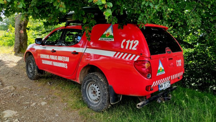 Persoană în stare gravă în urma unei înţepături de albină. Intervin salvamontiştii maramureşeni