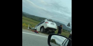 ACCIDENT la ieșirea din Câțcău. Mașină în decor, trei persoane la spital