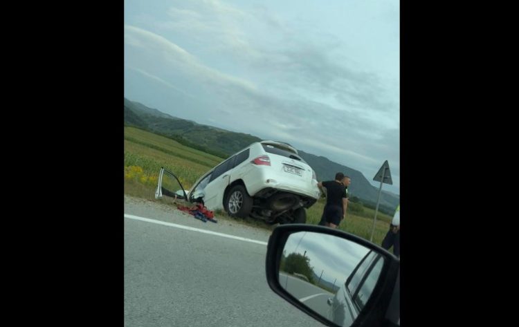 ACCIDENT la ieșirea din Câțcău. Mașină în decor, trei persoane la spital