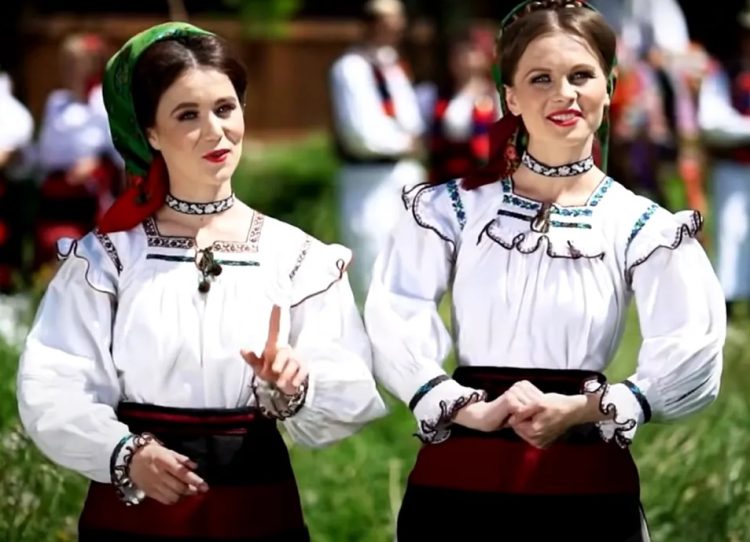 Suzana și Daciana Vlad, gemenele folclorului maramureșean, într-un concert la Vişeu de Sus pentru promovarea tinerelor talente