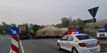 Un convoi cu tancuri pentru Ucraina a rămas blocat câteva ore într-o intersecție din Sălaj