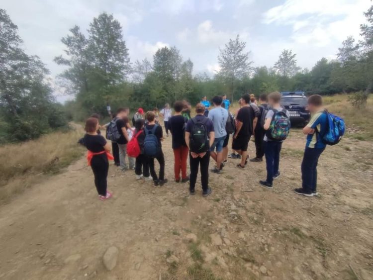 Vacanţă în siguranţă. Discuții libere între jandarmi și elevii aflaţi în tabăra de la Breb