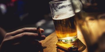 Țigări și alcool mai scumpe de astăzi. Ce alte modificări aduce Codul fiscal care intră în vigoare la 1 august