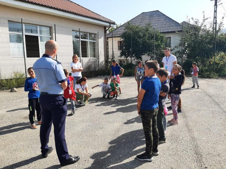 Activitate informativ-preventivă desfășurată de poliţişti la tabăra de vară de la Trestia