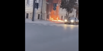 Momentul în care un bărbat incendiază ușa Primăriei Cluj-Napoca