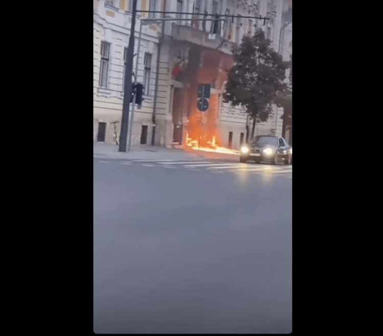 Momentul în care un bărbat incendiază ușa Primăriei Cluj-Napoca