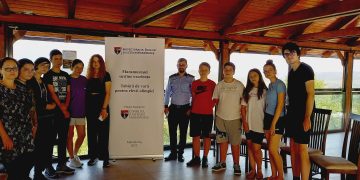 Vacanță în siguranță. Elevii olimpici la limbi moderne aflaţi în tabără la Copalnic Mănăştur, întâlnire cu poliţiştii