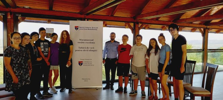 Vacanță în siguranță. Elevii olimpici la limbi moderne aflaţi în tabără la Copalnic Mănăştur, întâlnire cu poliţiştii
