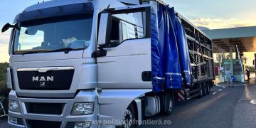 TIR cu peste 15,6 tone de îmbrăcăminte second hand fără documente, oprit de poliţiştii de frontieră