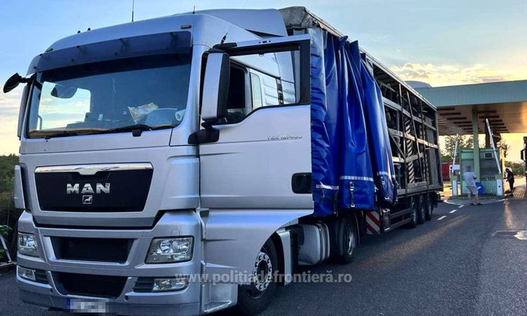 TIR cu peste 15,6 tone de îmbrăcăminte second hand fără documente, oprit de poliţiştii de frontieră