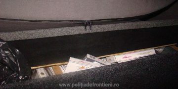 Doi șoferi, cercetați pentru contrabandă, au rămas şi fără țigări, și fără cele două microbuze