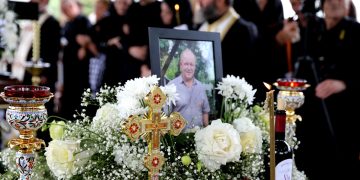 Slujba înmormântării lui Lucian Burnar din Săcel, oficiată de PS Iustin, episcopul Maramureșului și Sătmarului