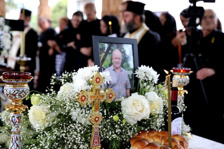 Slujba înmormântării lui Lucian Burnar din Săcel, oficiată de PS Iustin, episcopul Maramureșului și Sătmarului