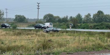 Vremea rea face pagube în rândul șoferilor din Baia Mare. Audi ieșit în decor. VIDEO