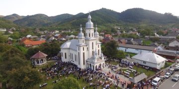 Hramul Bisericii „Nașterea Maicii Domnului” din Rozavlea, localitatea natală a PS Iustin