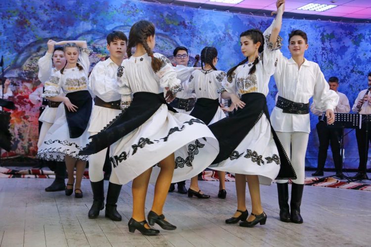 Ansamblul Folcloric Național ,,Transilvania” organizează cursuri de dans popular