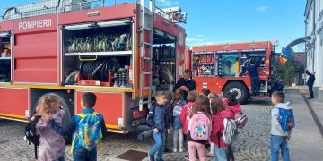 Copiii în vizită la Detașamentul de Pompieri Baia Mare, cu ocazia Zilei Porţilor Deschise