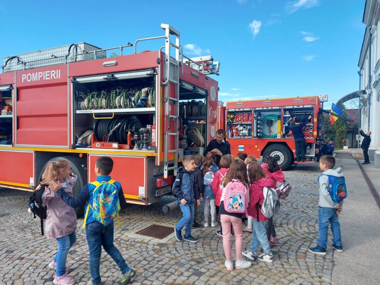 Copiii în vizită la Detașamentul de Pompieri Baia Mare, cu ocazia Zilei Porţilor Deschise