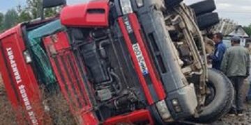 Accident rutier. Un camion s-a răsturnat la Rodina