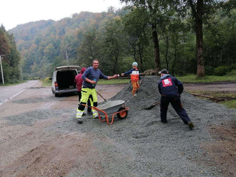 Băiuțeni cu suflet mare, acțiune de voluntariat pentru înfrumusețarea unei zone de popas din comunitate