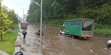 Cod roșu de furtuni. E prăpăd pe Valea Oltului. Mașinile abia circulă, după ce drumurile au fost acoperite de apă