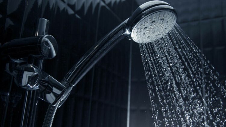 Elvețienii, sfătuiți să facă duș în doi, din cauza crizei energetice