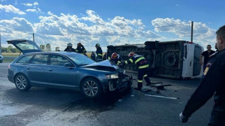 Accident între un microbuz și o mașină, în Satu Mare. A fost activat Planul Roșu