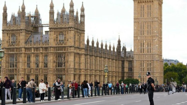Două femei ar fi fost agresate sexual în timp ce așteptau la coadă pentru a vedea sicriul Reginei Elisabeta