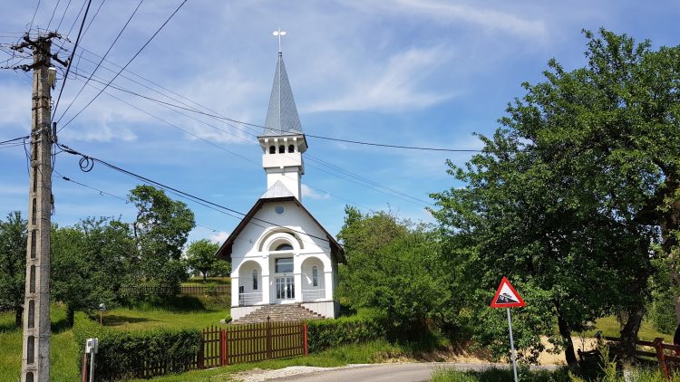 Slujba de sfințire a altarului Bisericii greco-catolice „Naşterea Maicii Domnului” din Preluca Veche